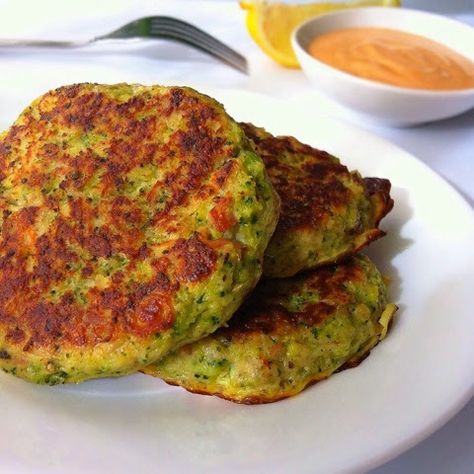 Lowcarb ella: Broccoli tuna fritters Tuna Fritters, Tuna Broccoli, Broccoli Fritters, Sugar Free Lifestyle, Griddle Cakes, Atkins Recipes, Fritter Recipes, Paleo Snacks, Fish Dishes