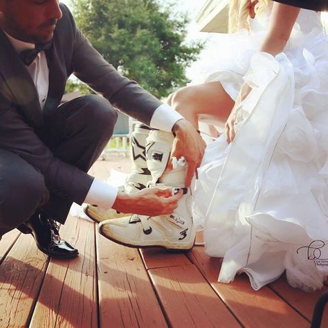 Dirt Bike Wedding Photos, Dirt Bike Engagement Pictures, Dirt Bike Wedding Ideas, Dirt Bike Couple, Dune Wedding, Dirt Bike Wedding, Motorcycle Couple Pictures, Dirt Bike Boots, Motorcycle Photo Shoot