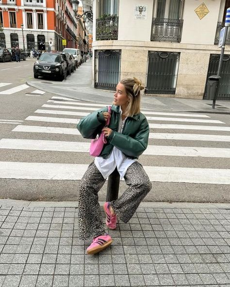 Lucía De Luis ツ on Instagram: "love the fit 🩷 @pullandbear #pullandbearcommunity" Pink Gazelles, Adidas Gazelle Outfit, Looks Adidas, Samba Outfit, Leopard Outfits, Leopard Print Jeans, Looks Pinterest, Leopard Print Pants, Leopard Pants