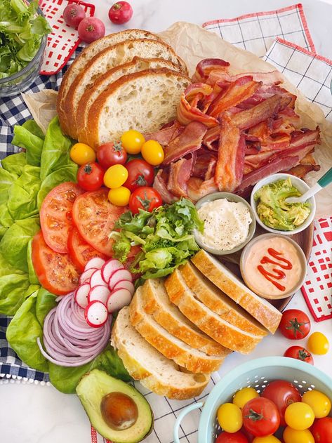 Build Your Own BLT Board. - DomestikatedLife Blt Bar Ideas, Blt Charcuterie Board, Dinner Board Ideas Families, Blt Board, Blt Bar, Df Dinner, Dinner Boards, Party Meals, Food Boards