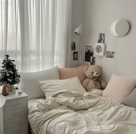 Korean Minimalist Room Pink, Room Ideas Aesthetic Minimalist Pink, Twin Bed Coquette, Bedroom Inspirations Coquette, Minimalist Bedroom Korean, Coquette Dorm Room Aesthetic, Pink Bedroom Minimalist, Minimalist Bedroom Pink, Korean Minimalist Room