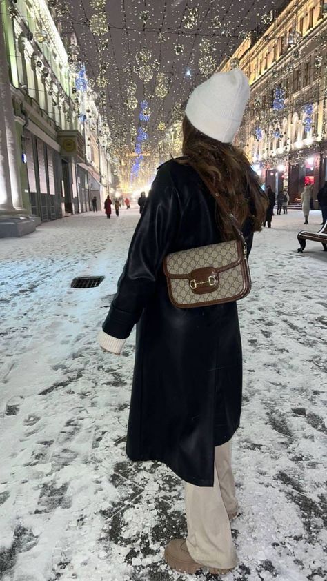 Moscow Outfit, Arabic Winter Aesthetic, Arab Influencer Aesthetic, Kavkaz Girl Style, Rich Muslim Girl Aesthetic, Moscow Winter, Moscow Girls, Rome Outfits, Designer Inspired Handbags