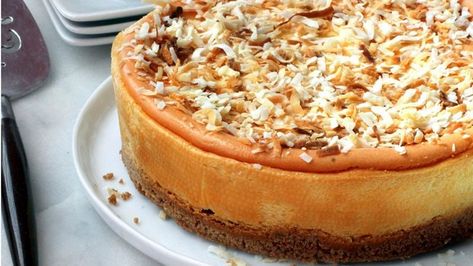 Puerto Rican Coquito Cheesecake Coquito Cake, Coquito Cheesecake, Coquito Drink, Puerto Rican Coquito, Slow Cooker Appetizers, Mini Appetizers, Recipe Email, Cheesecake Cookies, Cake Bars