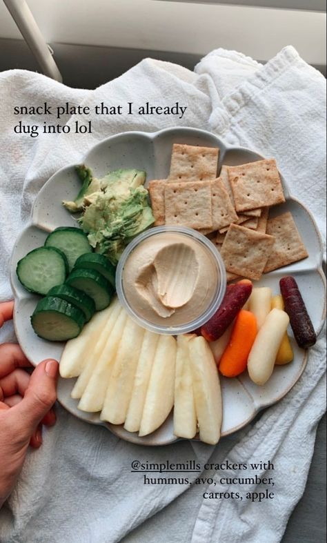 Aesthetic Snack Plate, Vegan Snack Plate, Snack Plate Aesthetic, Uni Food Ideas, Study Snacks Aesthetic, Lunch Snack Plate, Snack Plate Lunch, Healthy Snack Plate, Healthy Study Snacks