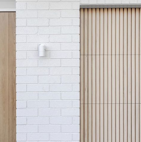 White Brick Beach House, White Brick And Timber Exterior, Cladding House Exterior Australia, Aluminium Battens, White Brick House Exterior, White Weatherboard House, Timber Facade, Winter Landscaping, Weatherboard Exterior