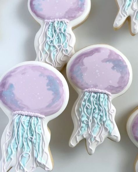 Amy Clough on Instagram: "Just some fun jellyfish cookies I made last summer for the students in one of my classes. And a cool video of jellies from the Niagara Aquarium on a trip a few years back. Jellyfish have always amazed me in how gracefully they move through the water!   #jellyfishcookies #undertheseacookies #oceancookies" Jelly Fish Cookies Decorated, Fish Cookies Decorated, Jellyfish Cookies, Jellyfish Cookie, Under The Sea Cookies, Kid Party Themes, Sea Cookies, Fish Cookies, Jelly Fish