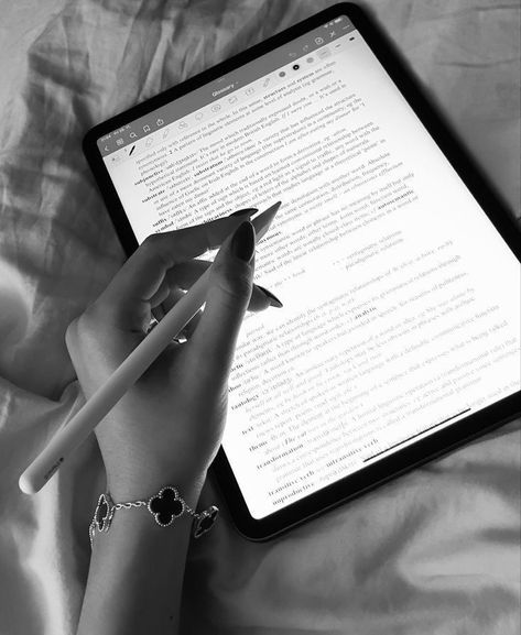 Ipad Good Notes, Study Moodboard, Notes Studying, Luxury Self Care, Van Cleef Bracelet, Cleef Bracelet, Self Care Rituals, Apple Pencil Ipad, Benefits Of Journaling