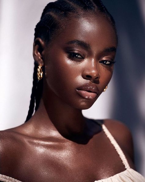 Head Reference, Dark Skin Models, Beautiful Photoshoot Ideas, Skincare And Makeup, Dark Skin Beauty, Natural Glam, Beauty Shoot, Beauty Shots, Dark Skin Makeup