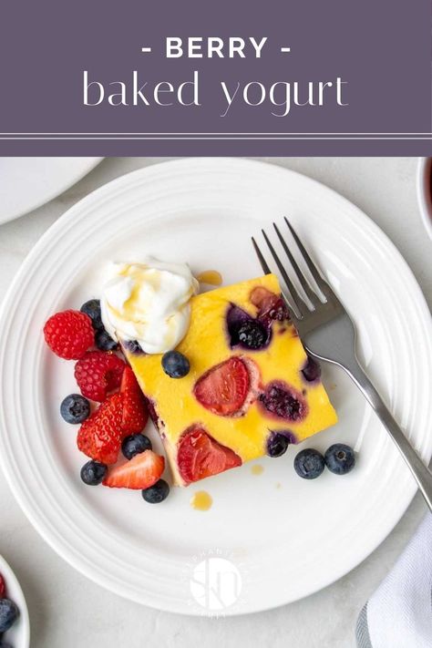 Easy Yogurt Breakfast Ideas, Baked Yogurt Breakfast, Healthy Protein Cake, Baked Yogurt Recipe, Baked Yogurt, Plain Greek Yogurt Recipes Breakfast, High Protein Low Carb Recipes Breakfast Greek Yogurt, High Protein Breakfast Yogurt, Greek Yogurt And Berries Breakfast