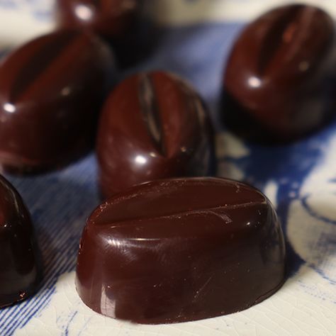 Chocolats fourrés au café - Cerfdellier le Blog Chocolate Bonbons Recipe, Bon Bons Recipe, Chocolate Recipes Homemade, Chocolate Recipes, Homemade Recipes, Chocolates, Caramel, Candy, Fruit