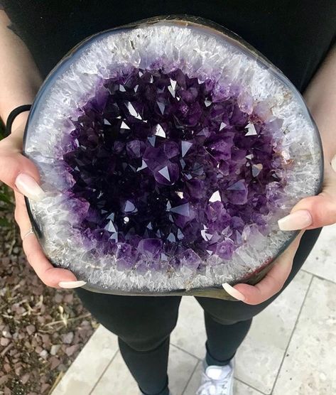 pinterest: carissa_dove ॐ Cool Rocks And Minerals, Geode Aesthetic, Amethyst Aesthetic, Geode Crystals, Black Gemstones, Pretty Crystals, Rocks Crystals, Crystal Vibes, Pretty Rocks