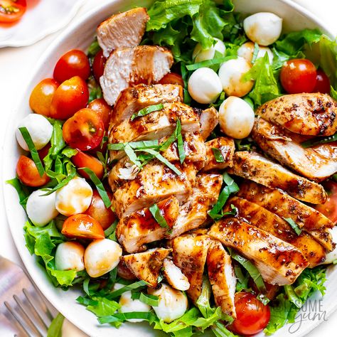 Chicken Caprese Salad Recipe (20-Min Meal!) - Wholesome Yum Green Salad With Chicken Recipes, Trader Joes Caprese Salad, Caprese Chicken Salad Meal Prep Bowls, Chicken Caprese Bowl, Chicken And Caprese Salad, Chicken Caprese Salad Recipe, Caprese Salad Chicken, Grilled Chicken Caprese Salad, Caprese Salad With Chicken