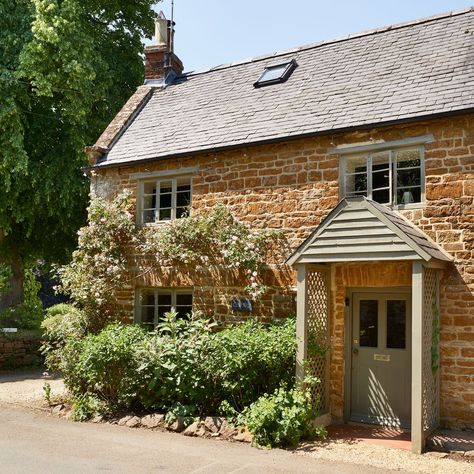 Cottage Interiors Bedroom, Colorful Cottage Interiors, Stone Cottages Interior, Cotswold Cottage Interior, Irish Cottage Interiors, Cottages Uk, Ideal Home Magazine, Cotswold House, Glamorous Room