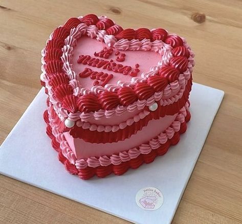 Kitsch Birthday Cake, Vintage Heart Cake Valentines, Vintage Valentines Cake, Cakes With Words, Vintage Heart Cake Aesthetic, Valentine’s Day Cake, Pink And Red Cake, Cake Ideas Vintage, Pretty Cake Ideas