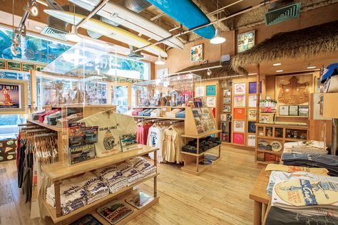 Tropical Retail Store Design, Beach Store Ideas, Souvenir Shop Ideas, Abc Stores Hawaii, Beach Gift Shop, Beach Store Design, Outdoor Store Design, Beach Shop Design, Beach Souvenir Shop