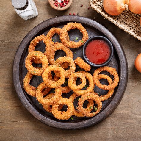 If you're going to fry one thing up this month, let it be these Simple Deep-fried Onion Rings! These are tasty to eat, and so easy to make you could get a personal batch done during a commercial break 🏈 😉 Click for the recipe! . . . Si vous aviez à frire une chose ce mois-ci alors, que ce soit les Rondelles d’oignons simples à faire ! Elles sont goûteuses et si faciles à faire que vous pourriez en frire une portion pendant la pause commerciale 🏈 😉 Cliquez pour obtenir la recette ! Onion Rings Aesthetic, Alcohol Ideas, Onion Ring, Rings Aesthetic, Going To, Deep Fry, Vidalia Onions, Fried Onions, Chicken Dishes Recipes