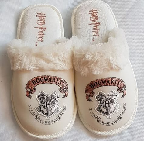 Maquillage Harry Potter, Harry Potter Shoes, Citate Harry Potter, Stile Harry Potter, Harry Potter Accessories, Glume Harry Potter, Harry Potter Merch, Harry Potter Room Decor, Harry Potter Bedroom