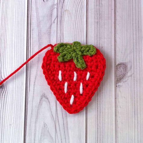 Flat Strawberry Crochet Pattern, Crochet Strawberry Earrings Pattern, Crochet Ladybug Applique, Crochet Flat Strawberry, Crochet Strawberry Applique Pattern Free, Crochet Mini Applique, Strawberry Applique Crochet, Cute Crochet Appliques, Small Crochet Applique Patterns Free