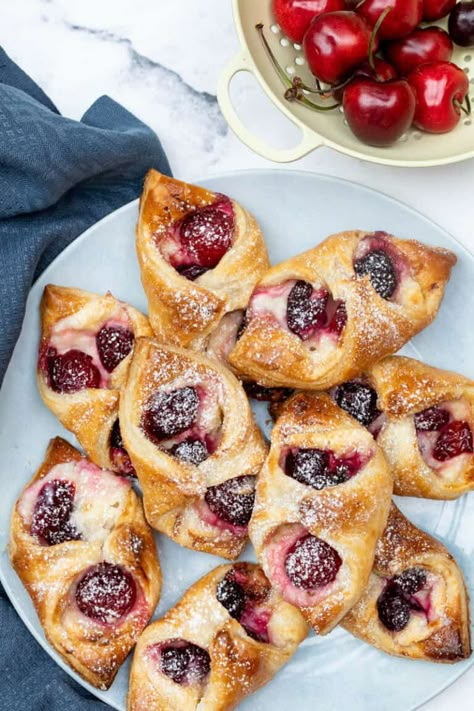 Dessert Recipes With Cherries, Recipes With Cherry Jam, Cherry Puff Pastry Dessert, Cherry Breakfast Recipes, Cherry Pastries, Danish With Puff Pastry, Danish Pastry Recipe, Cherry Danish Recipe, Cherry Cheese Danish