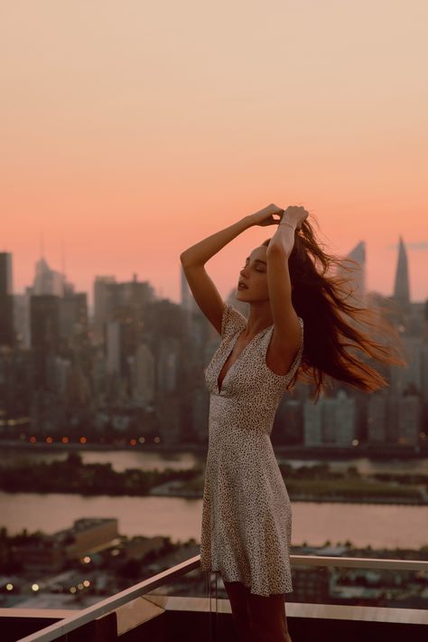 Model, New York, rooftop, sunset, beautiful view Rooftop Shoot Photography, New York Rooftop Photoshoot, Rooftop Model Poses, Rooftop Shoot Ideas, City View Photoshoot, Rooftop Pose Ideas, Sunset Fashion Photography, Sunset Model Photography, Sunset Shoot Photo Ideas