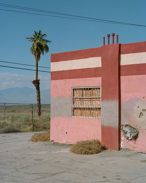 Dino Kužnik - AINT—BAD Dino Kuznik, Projector Ideas, American Roadtrip, Photography Story, Salt City, Martin Parr, Western Landscape, Filling Station, Shoot Film