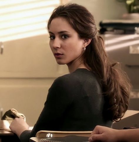 Rosewood Aesthetic Pll, Spencer Hastings Hairstyle, Spencer Hastings Aesthetic Outfit, Pll Hairstyles, Iconic Brunette Characters, Spencer Hastings Study, Spencer Pretty Little Liars, Spencer Hastings Hair, Spencer Hastings Icons