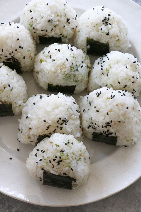 Onigiri: Japanese Rice Balls!! If you are a rice lover, you need to try this recipe! Onigiri is the perfect snack or easy lunch. These are also great to take to the beach! Rice Ball Aesthetic, Essen, Onigiri Rice Ball, Japanese Dishes Aesthetic, Japanese Lunch Aesthetic, Rice Balls Aesthetic, Yummy Food Asian, Easy Aesthetic Recipes, How To Make Rice Balls