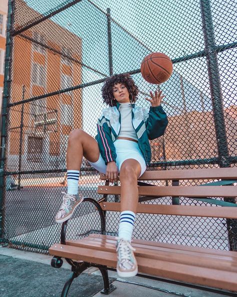 Basketball Court Photoshoot, Basketball Girls Outfits, Basketball Shoot, Basketball Pictures Poses, Sport Photoshoot Ideas, Sports Photoshoot, Basketball Senior Pictures, Sport Photoshoot, Sport Portraits