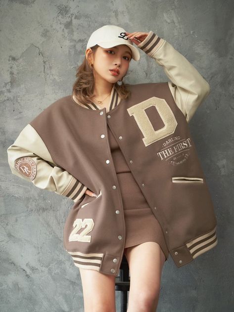 Versity Jacket Outfit Girl, Varsity Jacket Design Ideas, Varsity Jacket Outfit Women, Letterman Jacket Outfit, Senior Jackets, Varsity Jacket Outfit, Girly Style Outfits, Race Day Outfits, Jacket Outfit Women