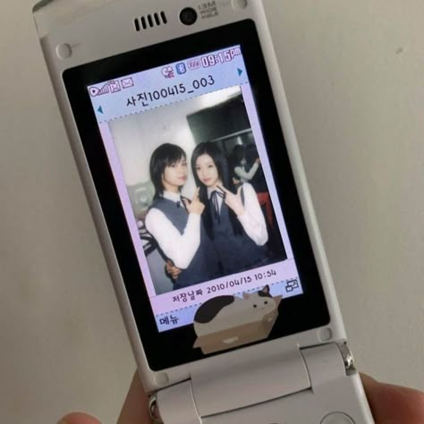 Y2k Korean Aesthetic, Korean Flip Phone, Phone Selfie Aesthetic, Flip Phones Aesthetic, Y2k Flip Phone Aesthetic, Flip Phone Png, Y2k Flip Phone, 2000 Phone, Flip Phone Aesthetic