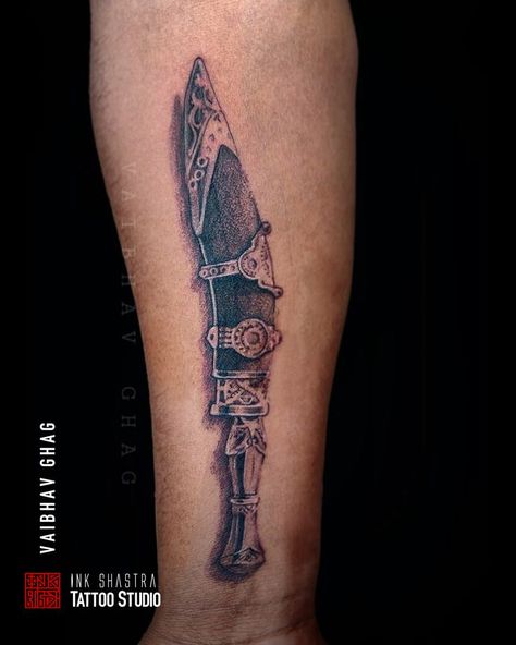 kukri nepali weapon traditional tattoo indian panvel art vaibhav ghag ink shastra Nepali Tattoo, Medusa Drawing, Nepal Flag, Knife Tattoo, Flag Tattoo, Shiva Tattoo, Cowgirl Art, Vintage Cowgirl, Traditional Tattoos