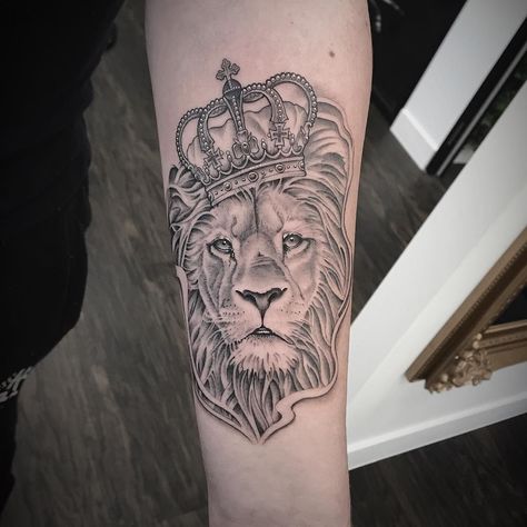 #tattoo #lion #king #crown #forearm #tat #mattroetattoo #blackandgreytattoo #tattooinkspiration Leo Lion Tattoos, King Crown Tattoo, Clock And Rose Tattoo, Lion Shoulder Tattoo, Lion King Tattoo, Forearm Tattoo Quotes, Inner Forearm Tattoo, Crown Tattoo Design, Lion Tattoo Sleeves