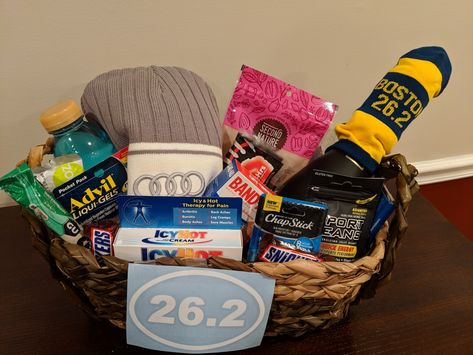 Keep the runners warm, fueled, and anti-inflamed! Marathon Care Package Ideas, Runner Gift Basket, Post Marathon Gift Basket, Marathon Gift Basket, Runners Gift Basket, Sports Gift Basket, Marathon Prep, Bf Pics, Marathon Gift