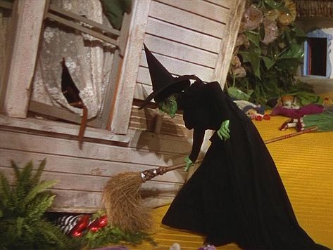 Wicked Witch of the West | The Wizard of OZ (1939) | Flickr Oz Büyücüsü, Wizard Of Oz Witch, Wizard Of Oz Movie, Margaret Hamilton, Wizard Of Oz 1939, Wicked Witch Of The West, Witch Of The West, The Wonderful Wizard Of Oz, Land Of Oz