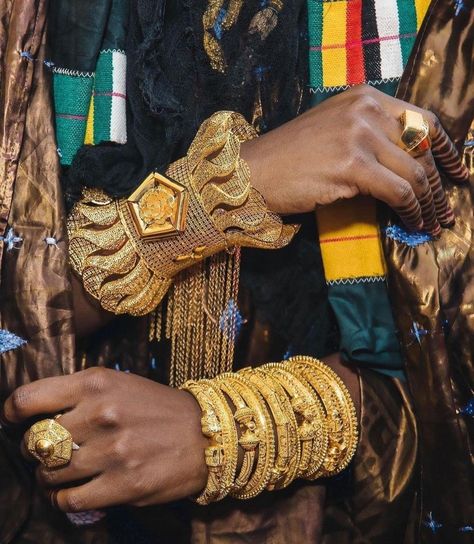 African Traditional Jewellery, African Gold Aesthetic, West African Jewelry, Mali Aesthetic, Nigerian Aesthetic, Mali Culture, African Brass Beads, Dope Jewelry Accessories, Maximalist Style