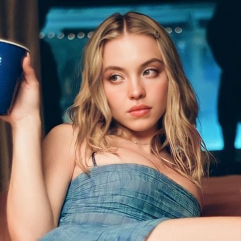 Sydney Sweeney In Euphoria, Sydney Sweeney Portrait, Sydney Sweeney Pfp, Sydney Sweeney Brunette, Sidney Sweeney Aesthetic, Sydney Sweeney Face, Sydney Sweenie, Cassie Euphoria Aesthetic, Sydney Sweeney Instagram