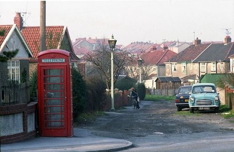 https://flic.kr/p/iyniG | Gaslight, 1970s. | Ford Prefect, Reading Pictures, British Architecture, Bristol England, Paper Boy, Hill Station, City Landscape, Year 2000, The 1970s