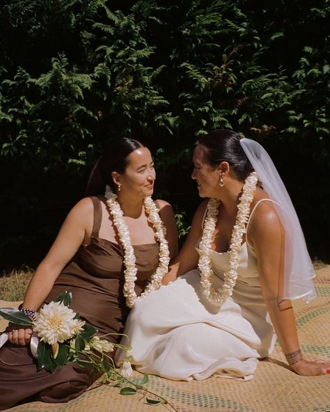 Samoan lesbian wedding 🇼🇸👩🏽‍❤️‍👩🏻 Anti Wedding, Samoan Wedding, Polynesian Wedding, Hot Sunny Day, Bell Hooks, Jacaranda Tree, Orchard Wedding, We Got Married, Real Family