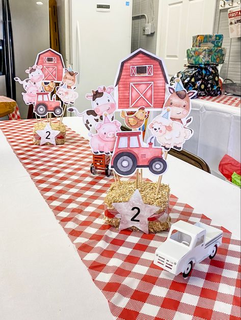 Barnyard Birthday Party Centerpieces, Farm Animal Table Centerpieces, Farm Themed Birthday Party Goodie Bags, Farm Animal Birthday Party Centerpieces, Farm Birthday Party Balloons, Farm Party Table Decorations, Oh Mcdonald Had A Farm Birthday Parties, Farm Animal Centerpieces Diy, Farm Theme Favors