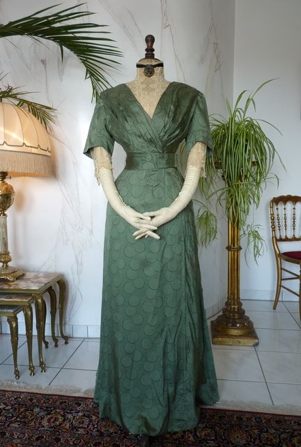 Edwardian Green Silk Day Dress, ca. 1912 Edwardian Gowns, Fashion 1910, 1900s Fashion, 1910s Fashion, Edwardian Dress, 20th Century Fashion, Antique Dress, Vintage Gowns, Retro Mode