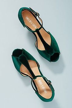 Velvet Shoes, Elegante Casual, Green Wedding Shoes, Fabulous Shoes, Green Shoes, If The Shoe Fits, Crazy Shoes, Shoe Fits, Pretty Shoes