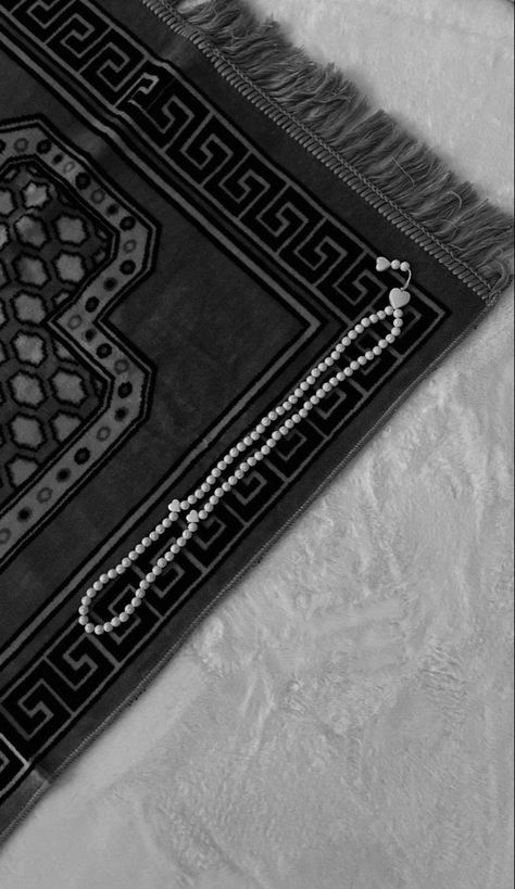 Dua Story, Sajadah Aesthetic Wallpaper, Namaz Story, Photo Islam, La Illa Ha Illallah Wallpaper, Alhumdulillah Quotes, Al Qur'an Aesthetic, Islamic Wallpaper Iphone, Islamic Nasheed