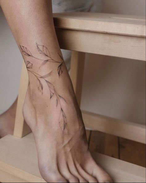 Tatoo Dog, Classy Tattoos For Women, Ankle Bracelet Tattoo, Wrap Tattoo, Ankle Tattoos For Women, Anklet Tattoos, Foot Tattoos For Women, Leg Tattoos Women, Pretty Tattoos For Women