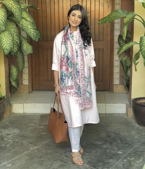 Pakistani Beauty, Casual Kurti, Sara Khan, Sarah Khan, Plain Maxi Dress, University Outfit, Pakistani Drama, Mahira Khan, Indian Look