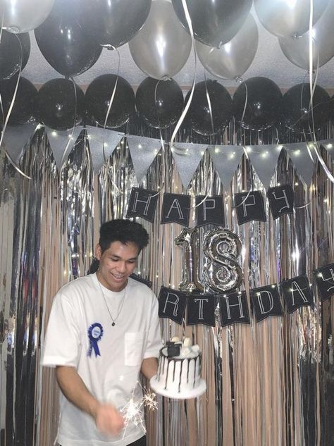 Man's Birthday Decoration, House Party Decorations Birthday Men, 18th Birthday Party Ideas Man, Birthday Decorations For Men Simple, Party Decor Men Birthday, Birthday Decoration Ideas Black And Silver, Birthday Decor Black And Silver, Silver Theme Birthday Party Decoration, Small Space Birthday Decoration