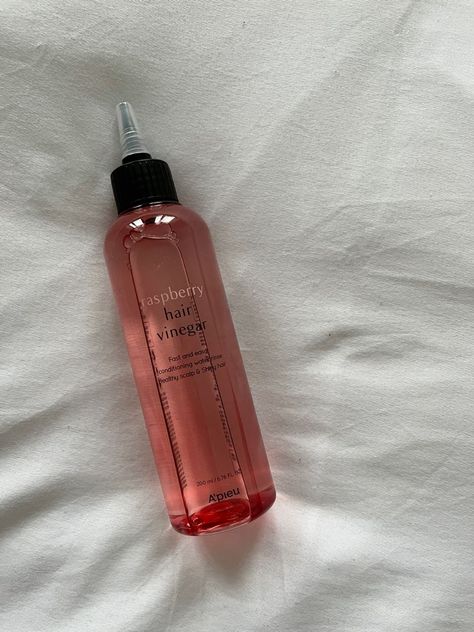 raspberry hair vinegae Hair Smell Good, Girl Hygiene, Raspberry Hair, Vinegar For Hair, Clarify Hair, Vinegar Rinse, Dry Hair Care, Acne Skincare Routine, Low Porosity Hair Products