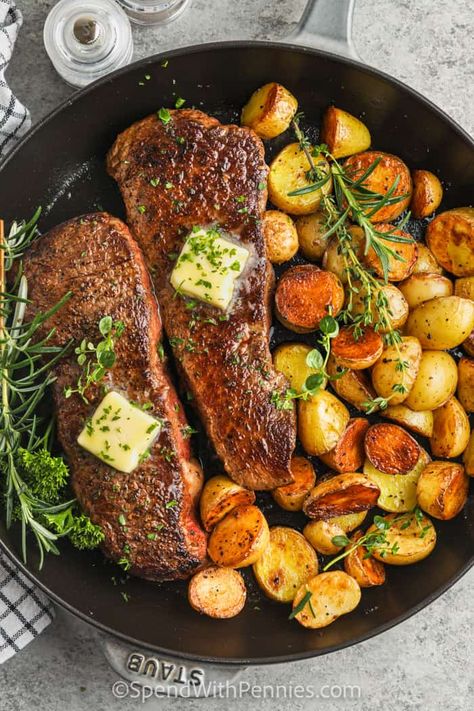 Rosemary garlic steak and potatoes are practically ready in an instant! Just a few simple ingredients and a hot and savory dinner can be on the table in as little as 15 minutes. #spendwithpennies #steakandpotatoes #entree #recipe #skillet #garlic #cook #great #fried #easy #best Stove Top Food Recipes, Steaks And Potatoes, Steak And Roasted Potatoes, Steak Meal Ideas, Stake Dinner, Delicious Food Images, Garlic Steak And Potatoes, Inedible Things, Steak With Potatoes