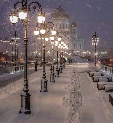 #winter #travel #christmas #russia #city #light #snow #moscow  https://weheartit.com/entry/324136297 Winters Tafereel, Snowy Night, Winter Szenen, Fotografi Kota, Street Lights, Winter Love, Winter Scenery, Snow Scenes, Winter Beauty