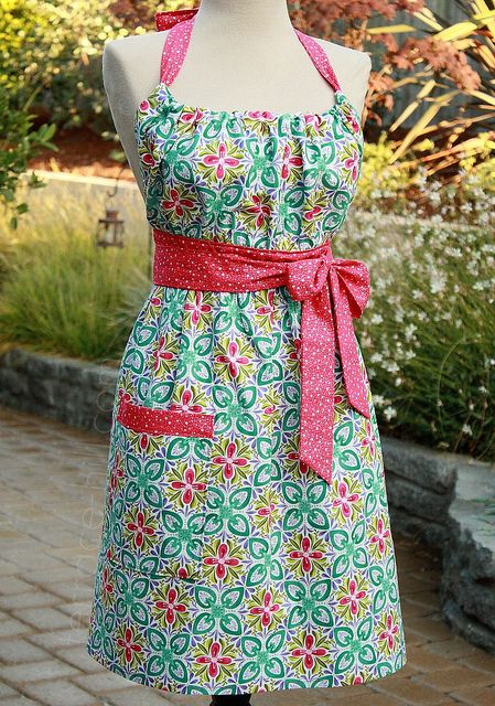 super cute apron using Kate Spain's Terrain - no tutorial Diy Aprons, Flirty Aprons, Cute Apron, Diy Apron, Wrap Dress Pattern, Sewing To Sell, Gathered Bodice, Cool Aprons, Retro Apron