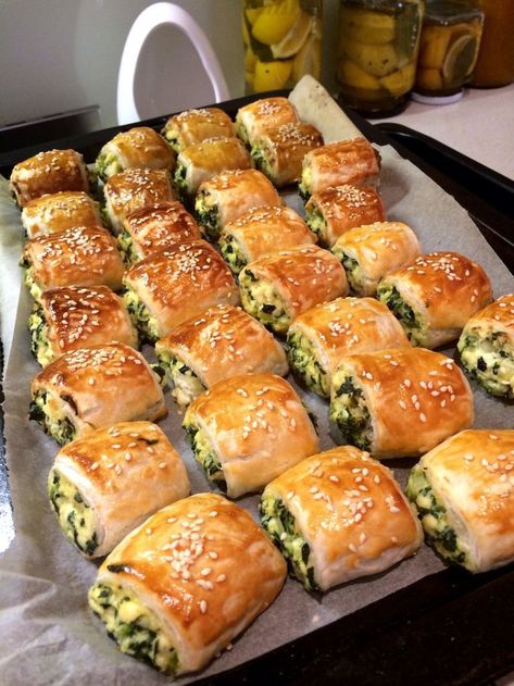 Food For Picnic, Ricotta Rolls, Salty Food, Catering Food Displays, Spinach And Ricotta, Catering Ideas Food, Moroccan Food, Food Displays, Catering Food